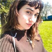 Etudiante au lycée avec une très bonne moyenne de 19 en anglais ainsi qu'une bonne capacité linguistique